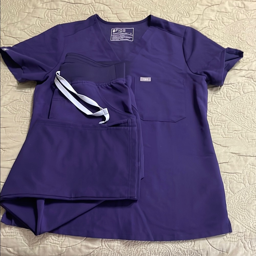 Figs scrubs set size small
Purple Jam color